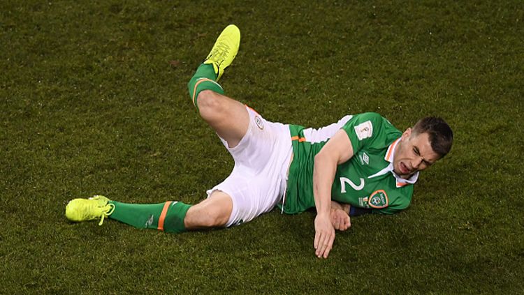 Seamus Coleman menderita cedera patah kaki usai ditekel Neil Taylor. Copyright: © Stephen McCarthy/Sportsfile via Getty Images