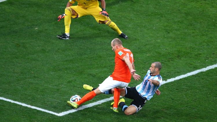 Sliding tackle yang menyobek anus Mascherano di semifinal Piala Dunia 2010. Copyright: © Julian Finney/Getty Images