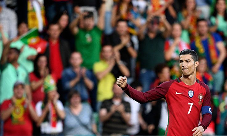 Jagoan Portugal, Cristiano Ronaldo melakukan selebrasi usai membobol gawang Swedia. Copyright: © Francisco Leong/AFP/Getty Images)