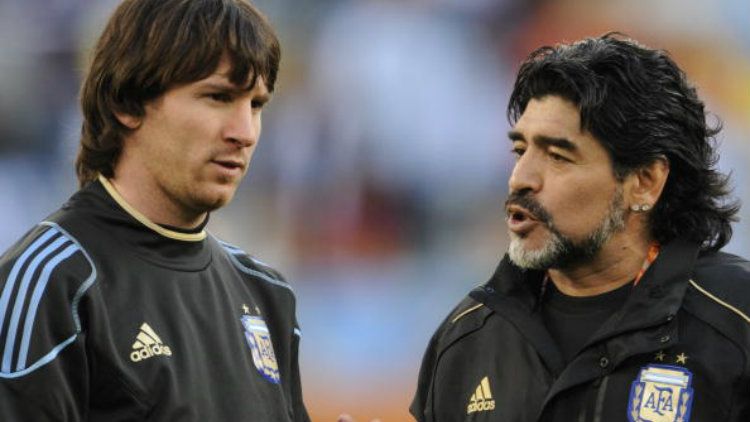 Diego Maradona dan Lionel Messi. Copyright: © JAVIER SORIANO/AFP/Getty Images