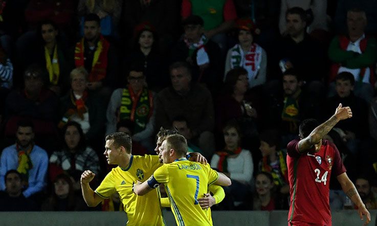 Pemain Swedia melakukan perayaan gol. Copyright: © FRANCISCO LEONG/AFP/Getty Images