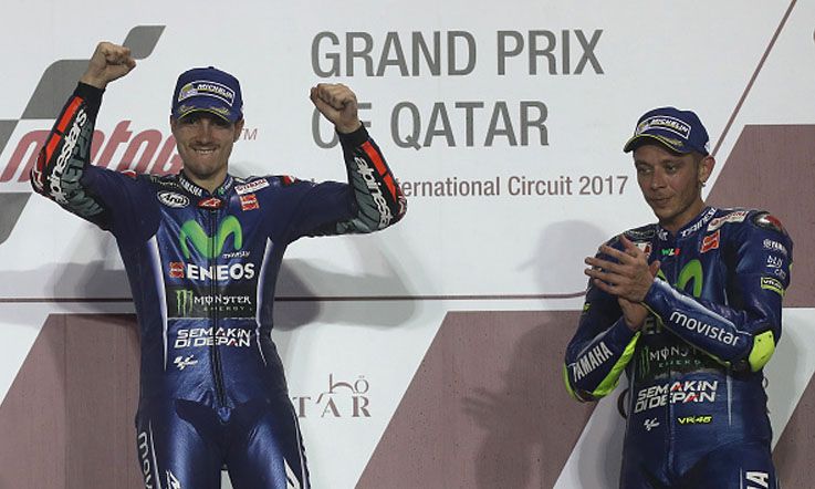 Dua pembalap Yamaha, Maverick Vinales dan Valentino Rossi. Copyright: © AFP PHOTO / Karim JAAFAR