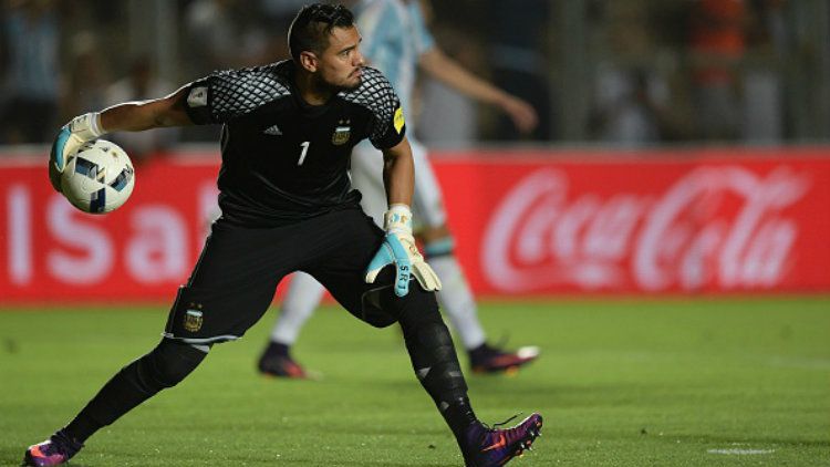 Sergio Romero melakukan blunder yang menyebabkan Timnas Argentina tertinggal 1 gol atas Bolivia. Copyright: &copy; JUAN MABROMATA/AFP/Getty Images
