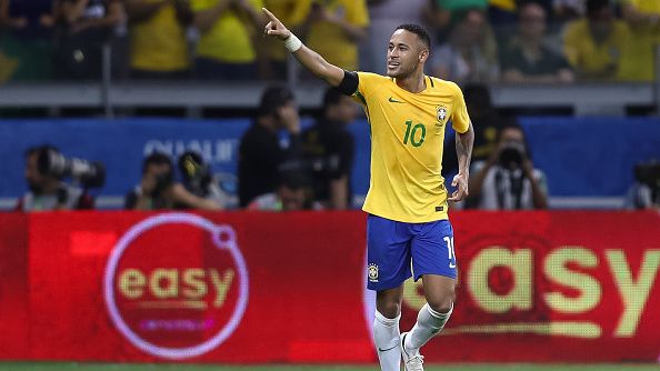 Neymar mencetak gol saat Brasil berhadapan dengan Paraguay. Copyright: © Buda Mendes/Getty Images