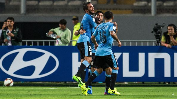Timnas Uruguay merayakan gol Sanchez ke gawang Peru. Copyright: © ERNESTO BENAVIDES / Stringer / Getty Images