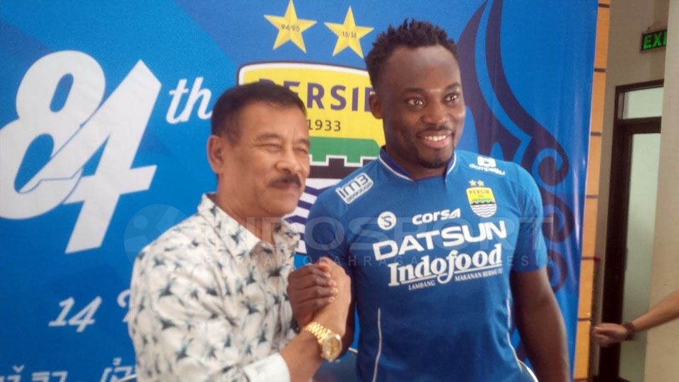 Michael Essien saat pertama kali diresmikan sebagai rekrutan anyar Persib oleh Umuh Muchtar. Copyright: © Muhammad Ginanjar/Indosport