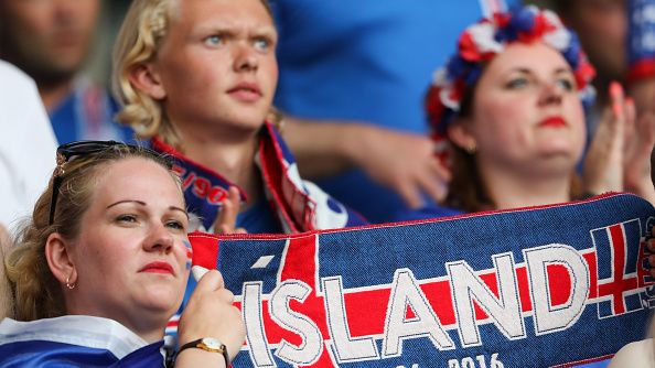 Pendukung Islandia saat laga melawan Inggris di Euro 2016. Copyright: © NurPhoto / Contributor / Getty Images