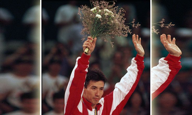 Alan Budikusuma saat meraih medali emas Olimpiade 1992 di Barcelona. Copyright: © Bob Thomas/Getty Images