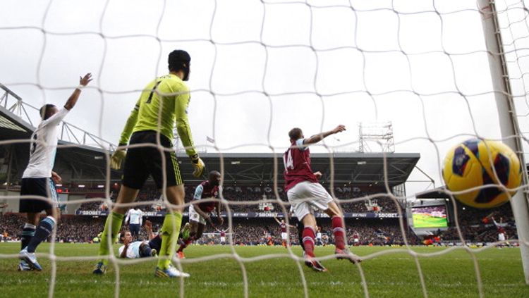 Petr Cech kebobolan tiga kali oleh West Ham. Copyright: &copy; IAN KINGTON/AFP/Getty Images