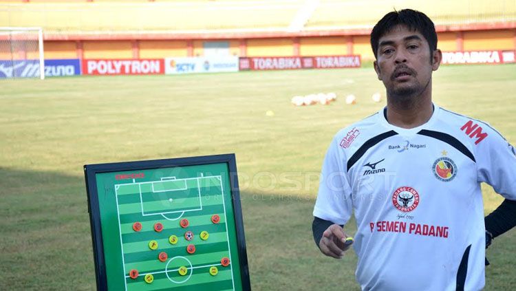 Nilmaizar saat memimpin latihan Semen Padang. Copyright: © Taufik Hidayat/INDOSPORT