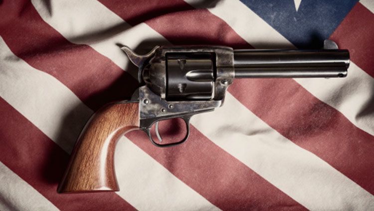Pistol Colt Peacemaker dan Bendera Amerika Serikat. Copyright: © Getty Images/simonbradfield
