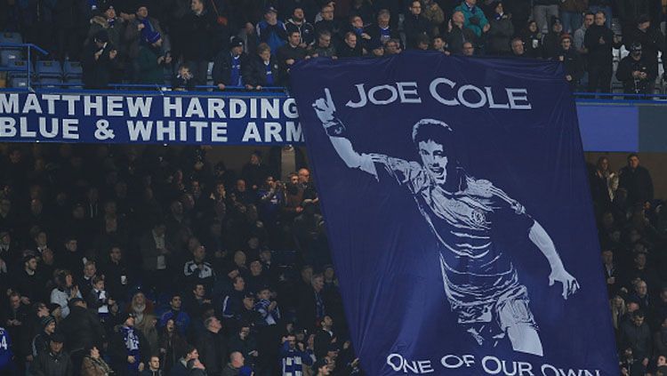 Poster Joe Cole dibentangkan oleh fans saat melawan Hull City. Copyright: © Richard Heathcote/Getty Images