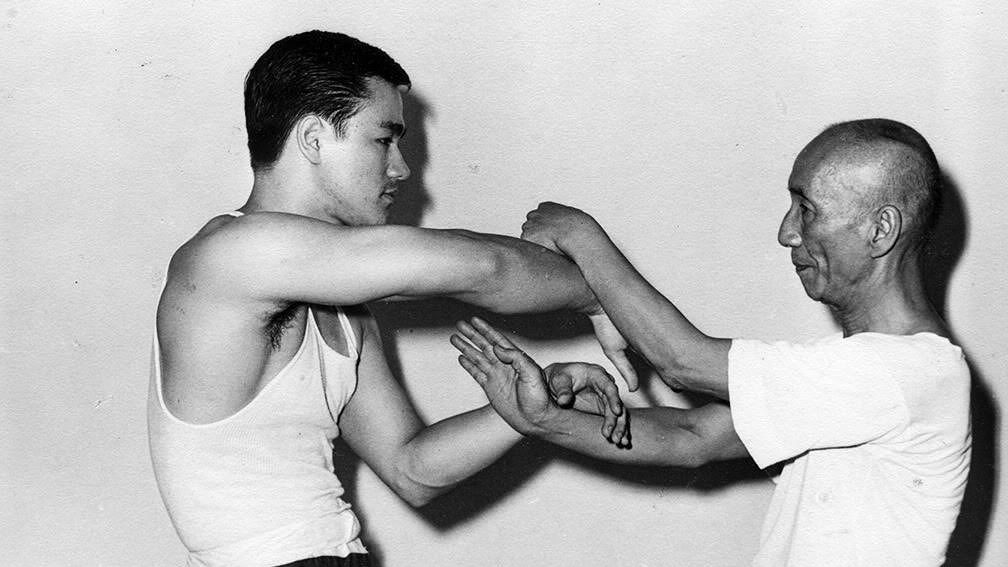 Siapa sangka jika eks aktor kenamaan Hong Kong sekaligus ahli seni bela diri, Bruce Lee ternyata sangat mahir dalam menggunakan raket? Copyright: © Reddit