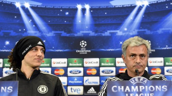 Jose Mourinho (kanan) bersama dengan David Luiz. Copyright: © GERARD JULIEN / Staff / Getty Images
