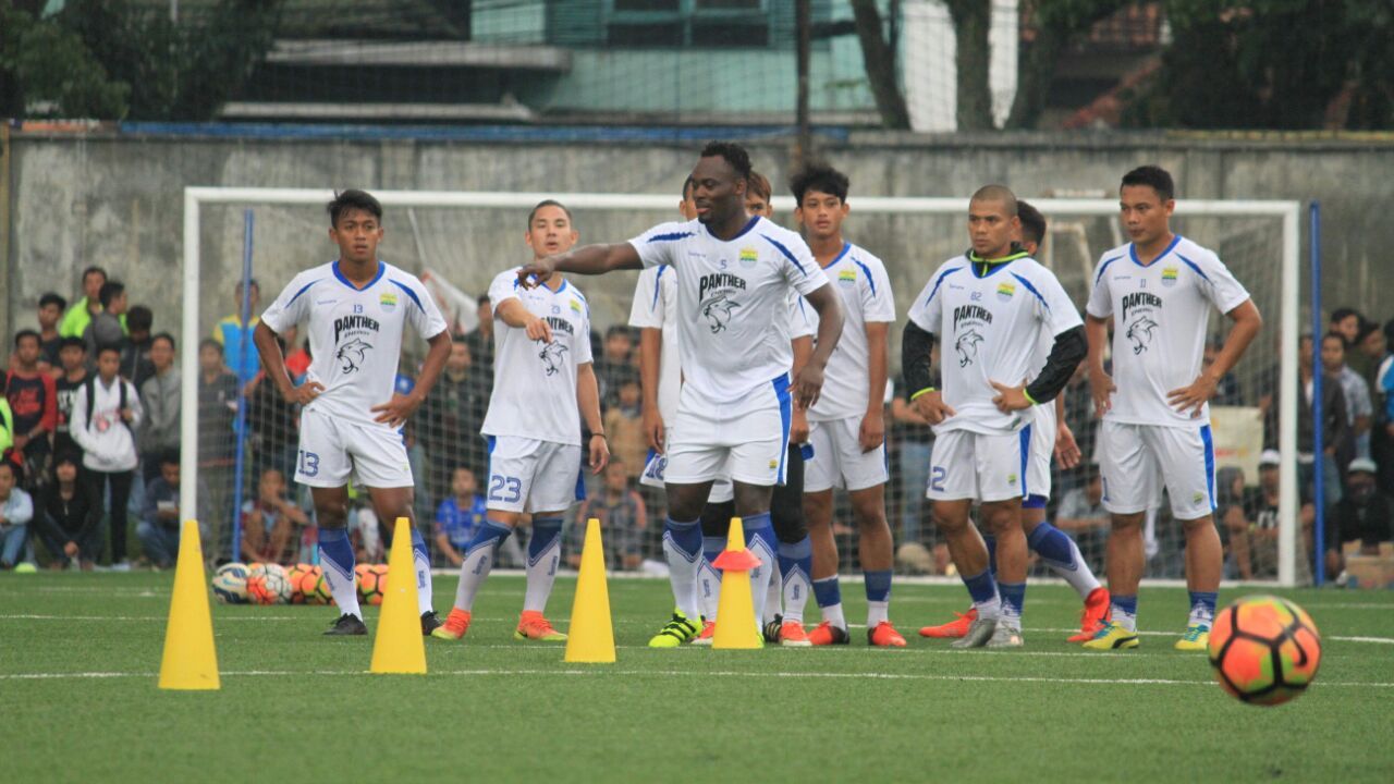Michael Essien saat berlatih perdana bersama Persib Bandung. Copyright: © Muhammad Ginanjar/INDOSPORT