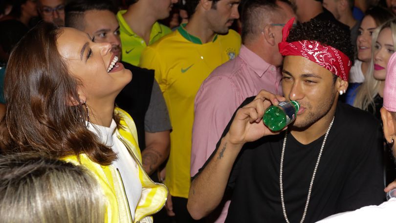 Neymar (kanan) bersama sang kekasih Bruna Marquezine. Copyright: © Mirror