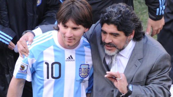 Lionel Messi dan Diego Maradona. Copyright: © GABRIEL BOUYS / Staff / Getty Images