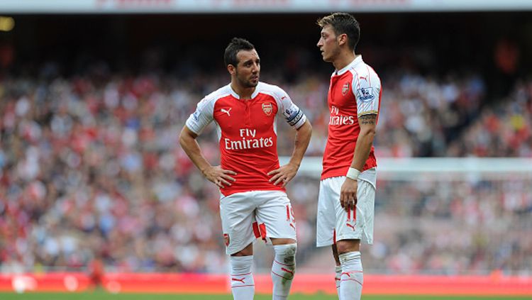 Santoi Cazorla dan Mesut Ozil. Copyright: © Stuart MacFarlane/Arsenal FC via Getty Images