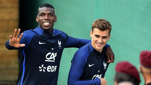 Paul Pogba (kiri) dan Antoine Griezmann. Copyright: © FRANCK FIFE / Staff / Getty Images