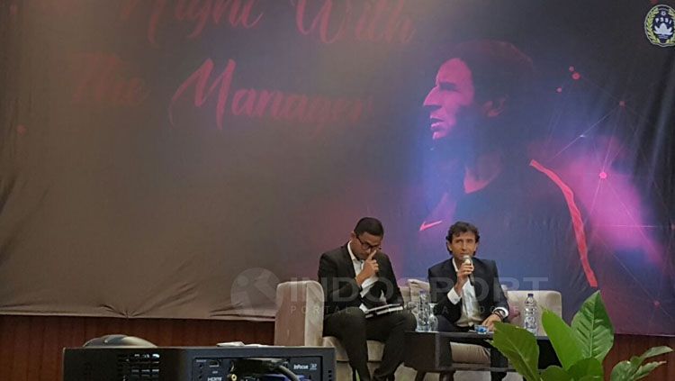 Luis Milla (kanan) saat hadir dalam acara A Nigth With The Manager di Hotel Yasmin, Karawaci. Copyright: © Zainal Hasan/INDOSPORT