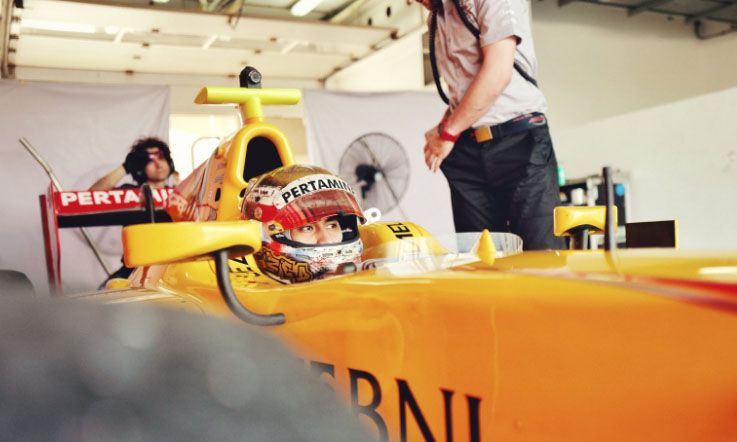 Pembalap Indonesia, Sean Gelael bersiap untuk mengikuti pramusim di Bahrain. Copyright: &copy; Twitter/Jagonya Ayam