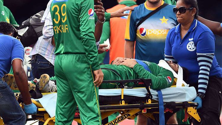 Seorang pemain Timnas Kriket Pakistan mengalami cedera parah saat pertandingan berlangsung. Copyright: © Give Me Sport