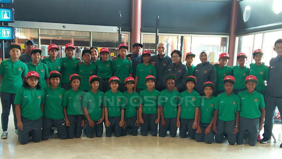 Timnas Putri U-15 saat bertolak ke Lubuk Linggau. Copyright: © Zainal Hasan/Indosport