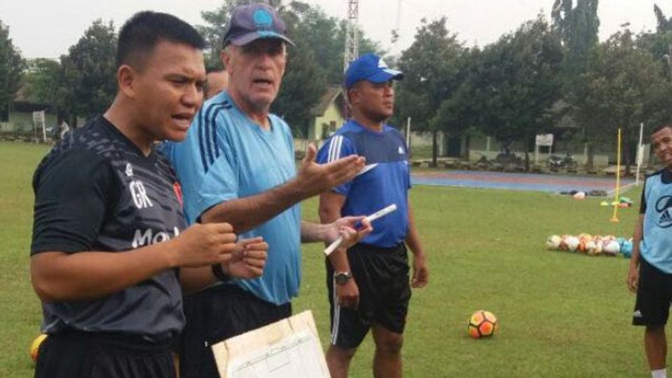 Laurent Hatton, pelatih baru PS TNI Copyright: © Twitter @SuporterTVFC