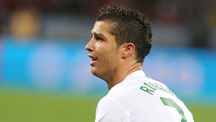 Ronaldo tak mampu tutupi kesedihan usai Portugal tumbang oleh Spanyol di babak 16 besar Piala Dunia 2010. Copyright: © FRANCISCO LEONG/AFP/Getty Images