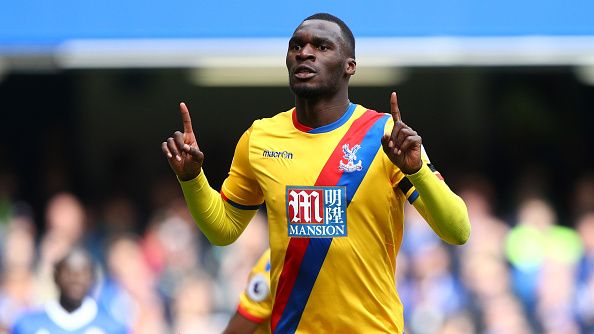 Christian Benteke merayakan golnya ke gawang Chelsea di babak pertama. Copyright: © Ian Walton / Staff / Getty Images