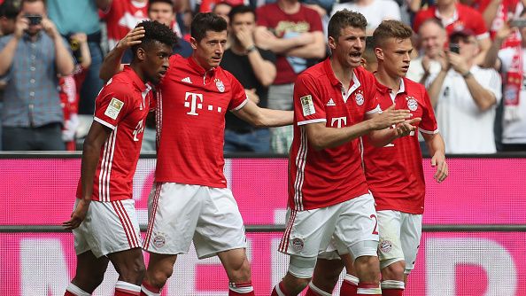 Para pemain Bayern Munchen merayakan gol yang dicetak Lewandowski. Copyright: © A. Beier / Contributor / Getty Images