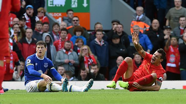 Dejan Lovren (kanan) merasa kesakitan pasca terkena tackle dari Ross Barkley. Copyright: &copy; John Powell / Contributor / Getty Images