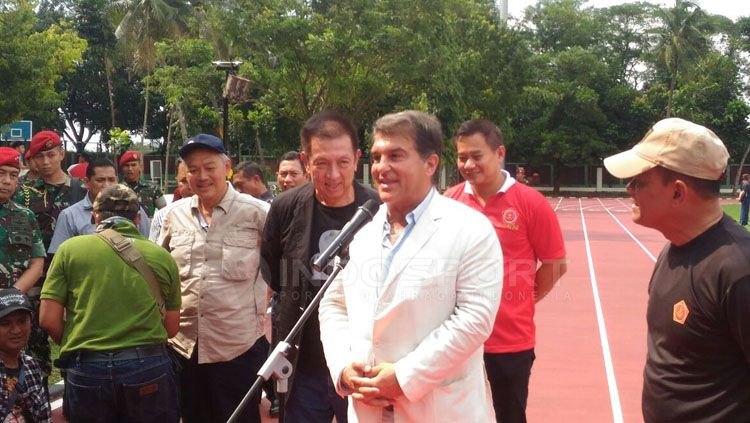 Presiden Barcelona, Juan Laporta, bantah jika klubnya sudah dekati agen Erling Haaland untuk bahas bursa transfer. Copyright: © Zainal Hasan/INDOSPORT