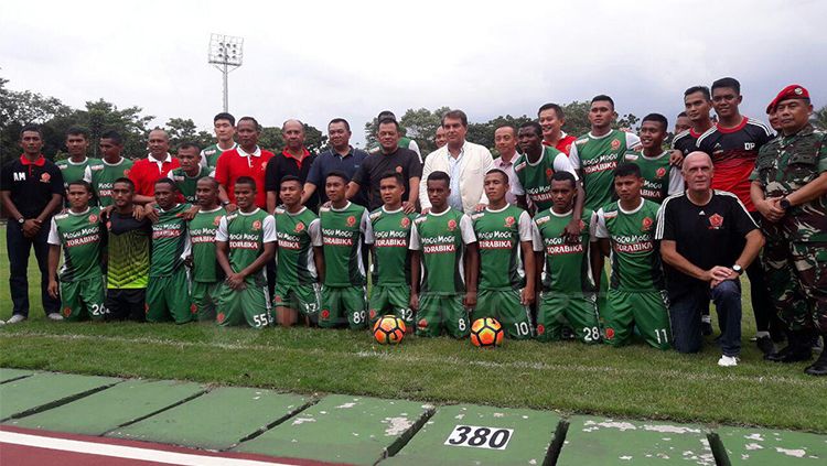 Skuat PS TNI saat peluncuran tim di Lapangan Atang Soetrisna, Cijantung Jakarta Timur. Copyright: &copy; Zainal Hasan/INDOSPORT