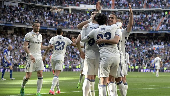 Para pemain Real Madrid merayakan gol Nacho. Copyright: &copy; JAVIER SORIANO / Staff / Getty Images