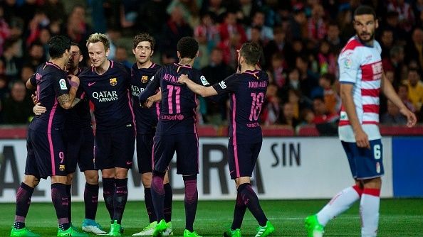 Selebrasi para pemain Barcelona saat bertanding melawan Granada. Copyright: © JORGE GUERRERO/Getty Images