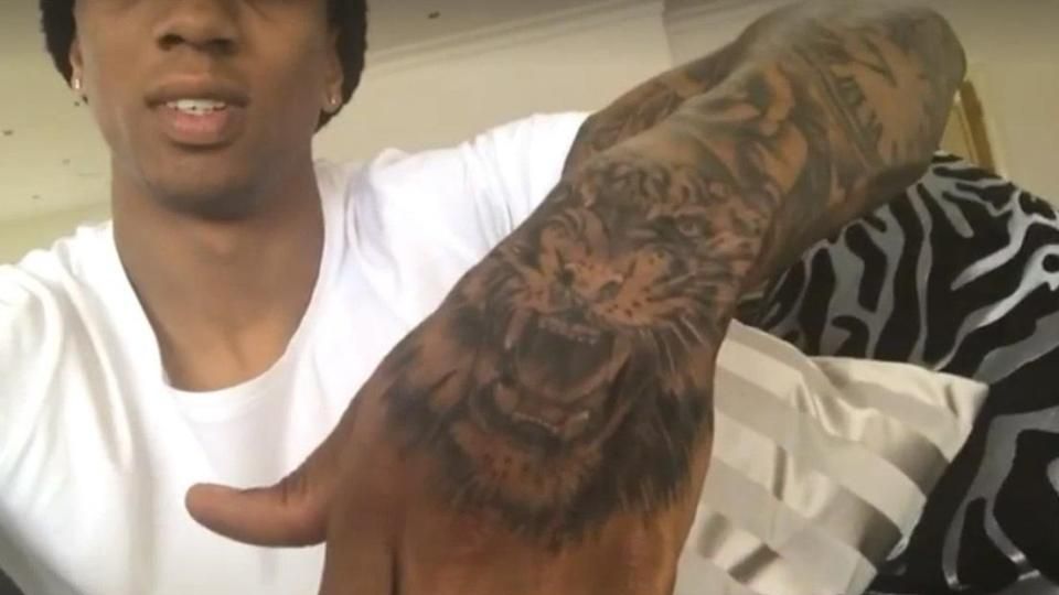 Tato harimau yang baru dimiliki oleh Ashley Young. Copyright: &copy; The Sun