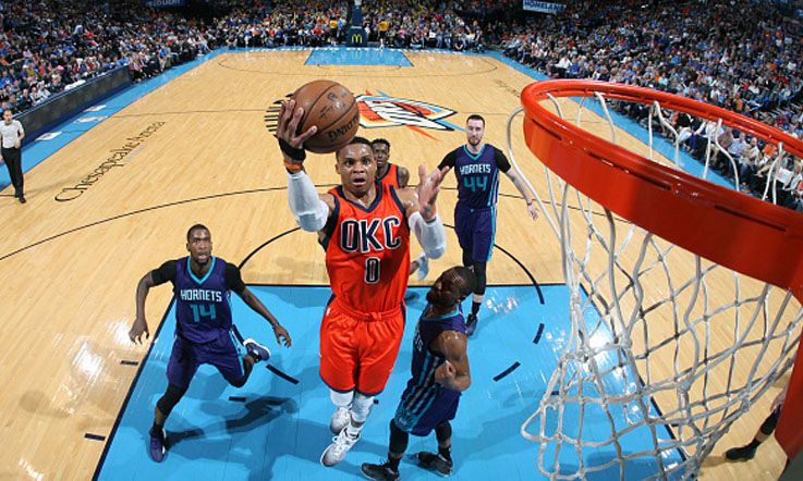 Bintang Thunder, Russell Westbrook berusaha melakukan aksi lay up saat melawan Charlotte Hornets. Copyright: &copy; Layne Murdoch Sr./NBAE via Getty Images