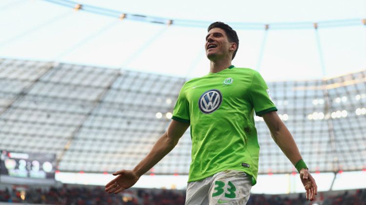 Striker Wolfsburg, Mario Gomez cetak hattrick dalam waktu 7 menit melawan Bayer Leverkusen. Copyright: © Lars Baron/Bongarts/Getty Images