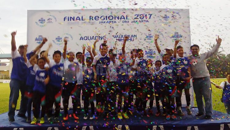Imran Soccer Accademy menjadi pemenang di Aqua Danone Nation Cup 2017 Region DKI Jakarta yang berlangsung di GOR Ciracas, Jakarta Timur, Minggu (02/04/17). Copyright: © Devi Novitasari/INDOSPORT
