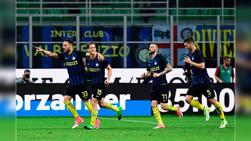 Selebrasi para pemain Inter Milan. Copyright: &copy; MIGUEL MEDINA/AFP/Getty Images