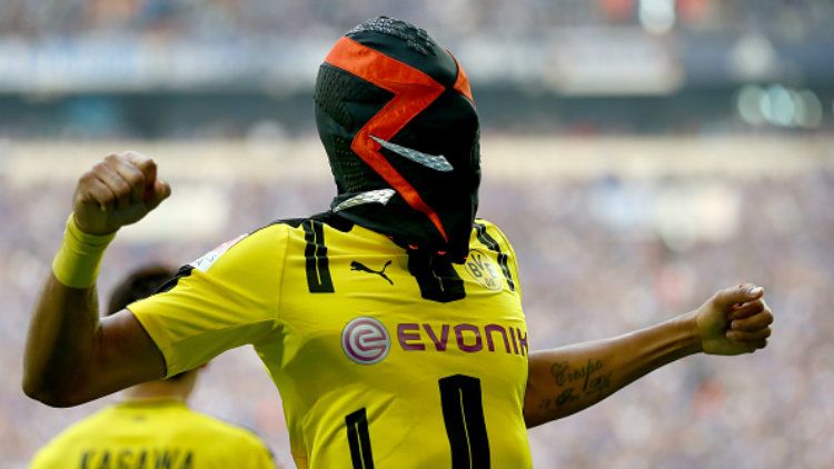 Pierre-Emerick Aubameyang melakukan selebrasi topeng barunya kontra Schalke. Copyright: &copy; Lars Baron/Bongarts/Getty Images