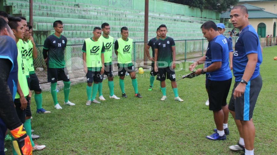 Pelatih Mahruzar Nasution sedang mempersiapkan tim. Copyright: &copy; Kesuma Ramadhan/INDOSPORT