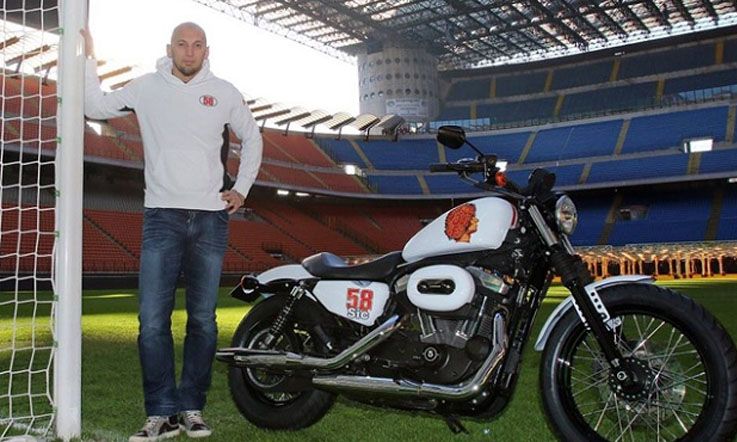 Mantan penggawa AC Milan, Christian Abbiati memperlihatkan koleksi motornya. Copyright: © Fanpage