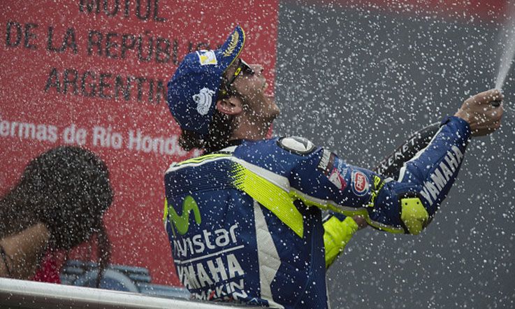 Valentino Rossi merayakan keberhasilan naik podium pada MotoGP Argentina 2016 di Sirkuit Termas De Rio Hondo. Copyright: © Mirco Lazzari gp/Getty Images
