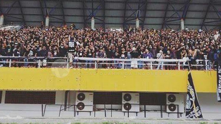 Ultras Palembang ikut andil membantu warga Sumsel terdampak virus corona. Copyright: © Muhammad Effendi/INDOSPORT