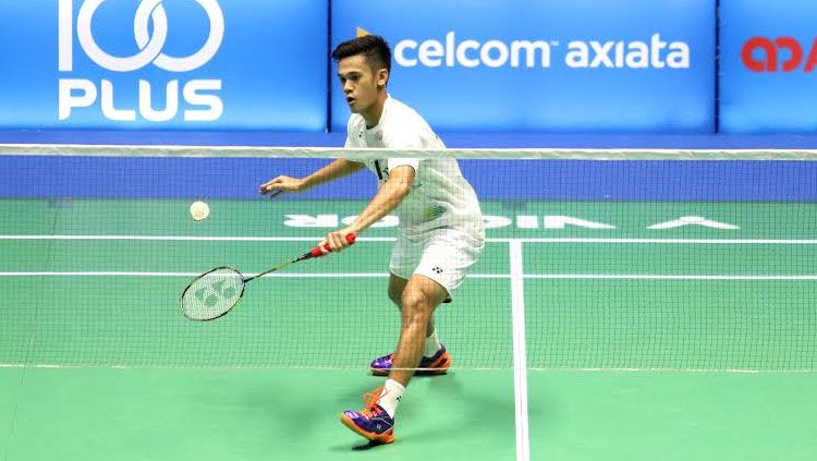 Tunggal putra Indonesia, Firman Abdul Kholik saat akan mengambil Shuttertock dan mengembalikannya kepada lawan. Copyright: &copy; HUMAS PBSI