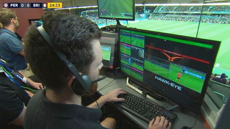Penggunaan Video Assistant Referees (VAR) di Liga Australia (A-League). Copyright: © FOX Sports