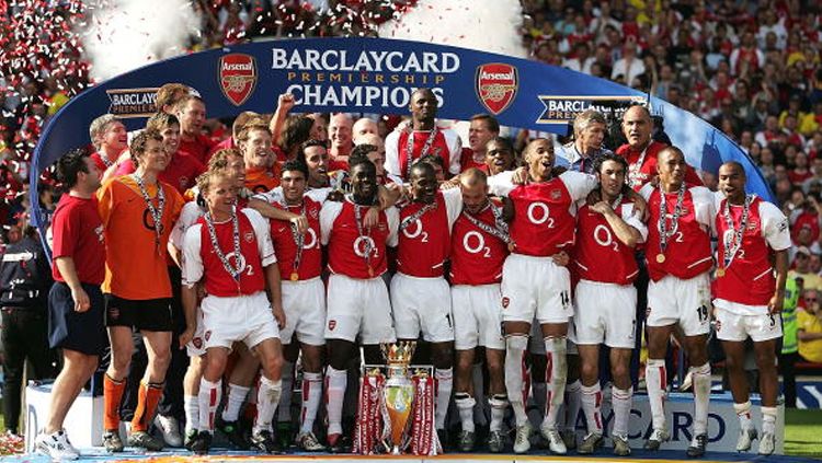 Arsenal saat menjuarai Liga Primer Inggris musim 2003/04 Copyright: © Clive Mason/Getty Images