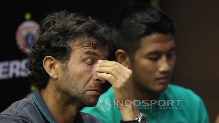 Luis Milla pelatih Timnas U-22 dan Senior tampak pusing saat jumpa pers. Copyright: © Herry Ibrahim/INDOSPORT